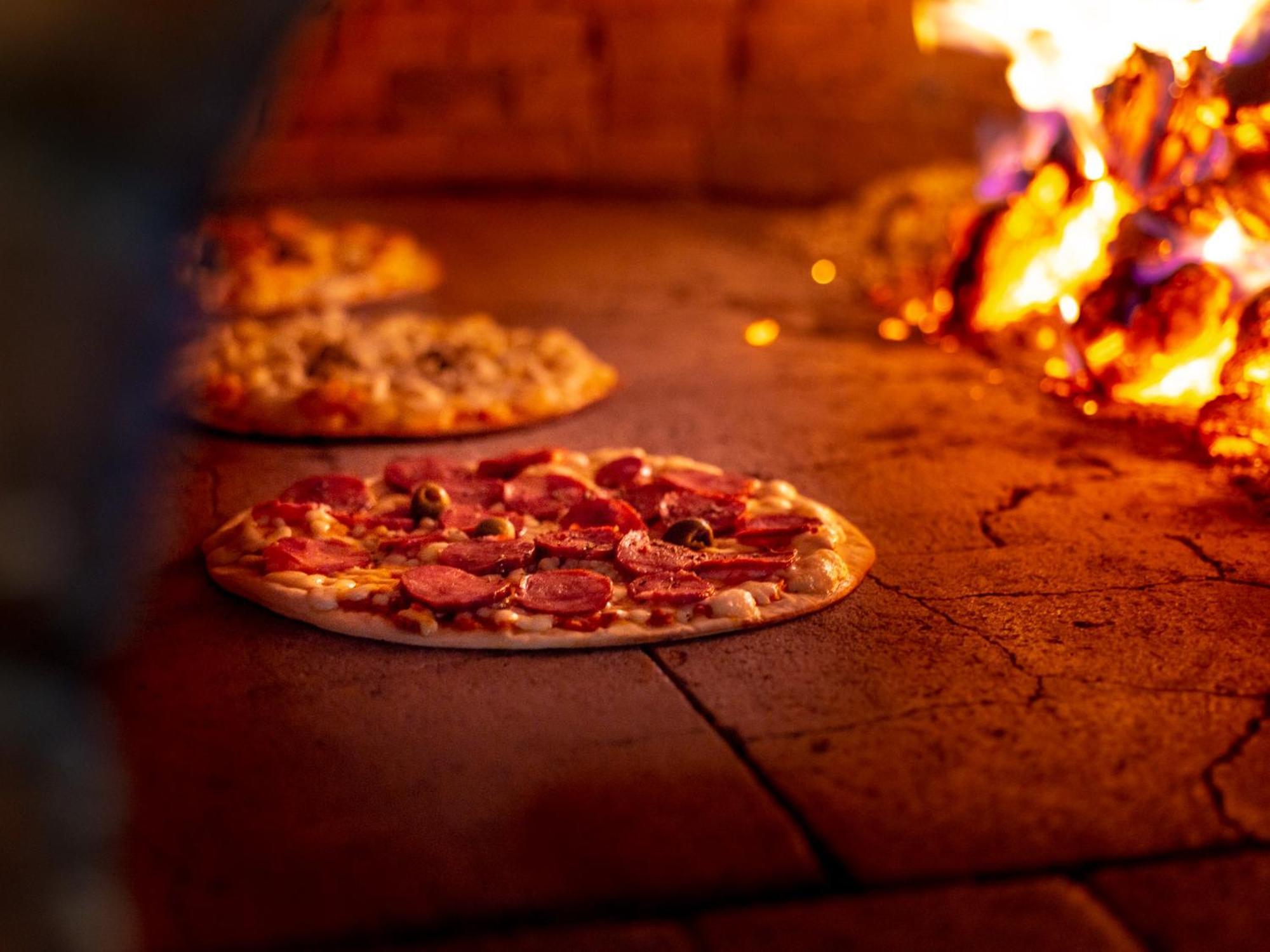 Ocean Palace All Inclusive Premium Νατάλ Εξωτερικό φωτογραφία Pizza being cooked in a wood-fired oven